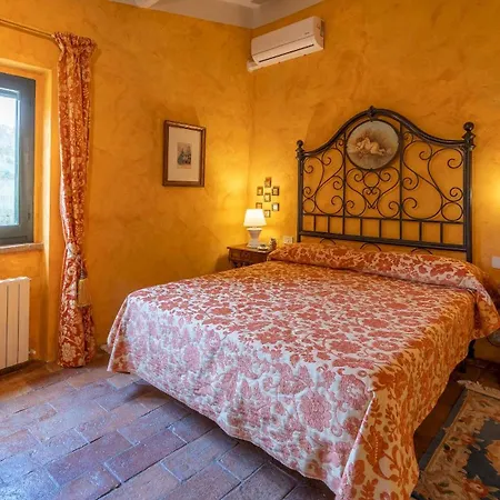 Casale Delle Farfalle 12, Emma *