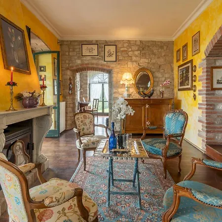 Casale Delle Farfalle 12, Emma *